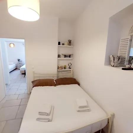 New, Graphic Island House, Near The Sea. Apartment Marmara